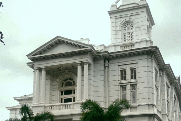 Gedung Bank Indonesia yang megah, simbol stabilitas ekonomi Indonesia.