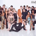Sekelompok selebriti Hollywood berpose bersama di acara karpet merah.